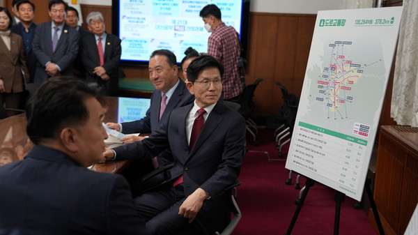 김문수 국민의힘 대선 경선 후보가 1일 충북도청을 방문해 지역 현안을 듣고 있다. [사진=손상훈 기자]