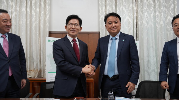 김문수 국민의힘 대선 경선 후보(왼쪽)가 1일 충북도청을 방문해 김영환 충북도지사와 인사를 나누고 있다. [사진=손상훈 기자]