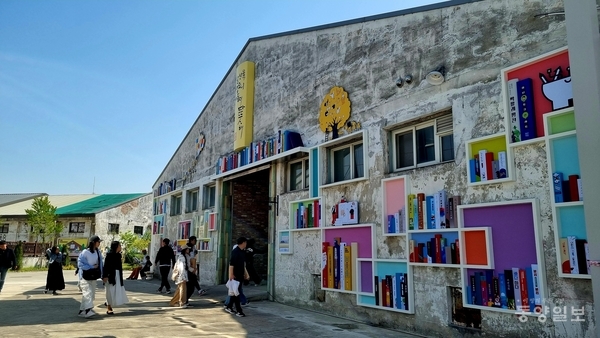 전통 책가도를 모티브로 연출한 벽면 서가가 35동 건물 외벽에 설치됐다.