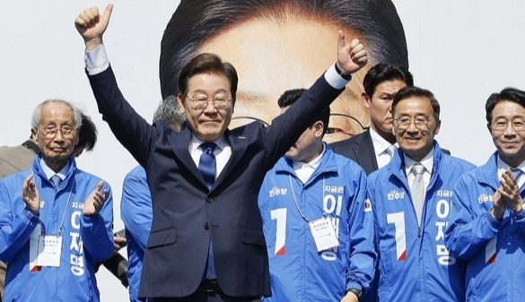 더불어민주당 이재명 대선 후보가 6·3 대통령선거 공식 선거운동 첫날인 12일 '빛의 혁명'을 상징하는 공간인 서울 광화문 청계광장에서 첫 유세를 시작하며 두 팔을 번쩍 들고 있다.