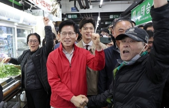 21대 대통령 선거 공식 선거운동 첫날인 12일 국민의힘 김문수 대선 후보가 서울 송파구 가락시장을 찾아 상인들과 인사하고 있다.