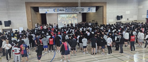 공주고가 스승의날을 맞아 카네이션 달아주기 행사를 열고있다.