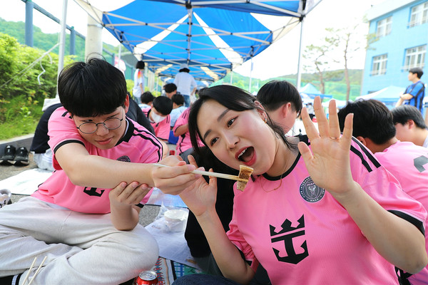 담임 교사에게 고기를 건네며 쑥스러워 하는 학생의 모습이 이채롭다.