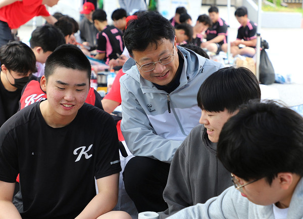 심순희(가운데) 교장이 학생들의 삼겹살 파티에 직접 나서 고기를 구워주며 격려하고 있다.