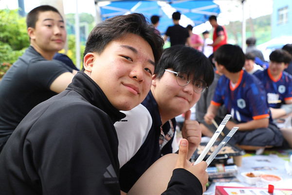 "저도 찍어 주세요"라며 삼겹살 파티를 즐기는 학생들.