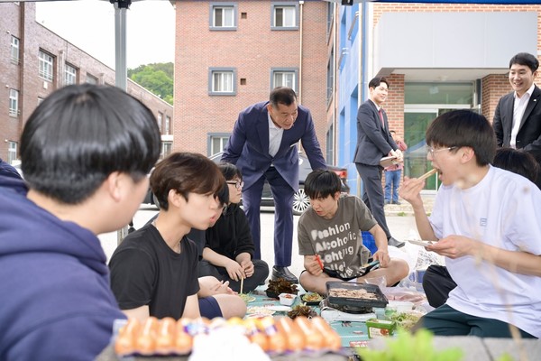 최원철(가운데) 공주시장이 학생들의 삼겹살 파티 행사에 참석해 격려하고 있다.