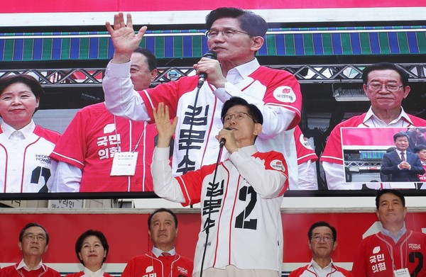 김문수 국민의힘 대선후보가 16일 청주 성안길을 찾아 유세를 하고 있다.