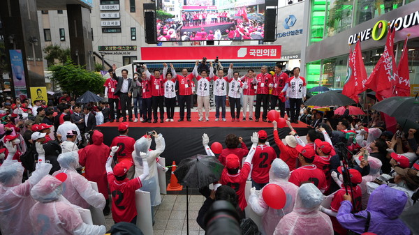 국민의힘 김문수 대선 후보가 16일 청주시 상당구 성안길을 찾아 유세를 하고있다. [사진=손상훈기자]