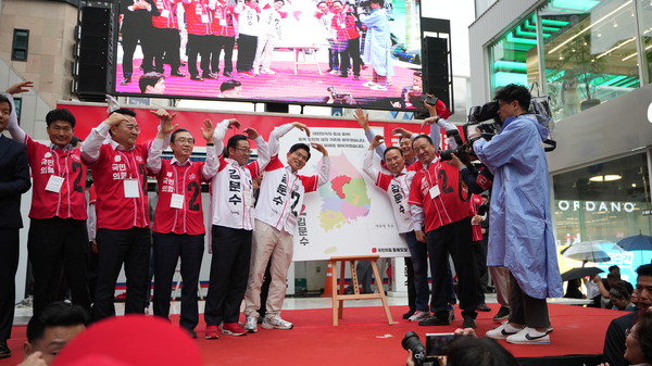 국민의힘 김문수 대선 후보가 16일 청주시 상당구 성안길을 찾아 유세를 하고있다. [사진=손상훈기자]