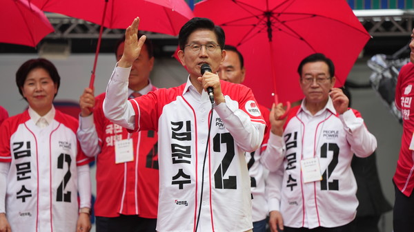 국민의힘 김문수 대선 후보가 16일 청주시 상당구 성안길을 찾아 유세를 하고있다. [사진=손상훈기자]