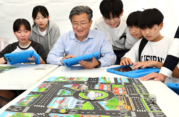 정용래 유성구청장이 최근 ‘나Be 한마당’에 참여한 청소년들과 과학프로그램을 체험하고 있다. (사진=대전 유성구)