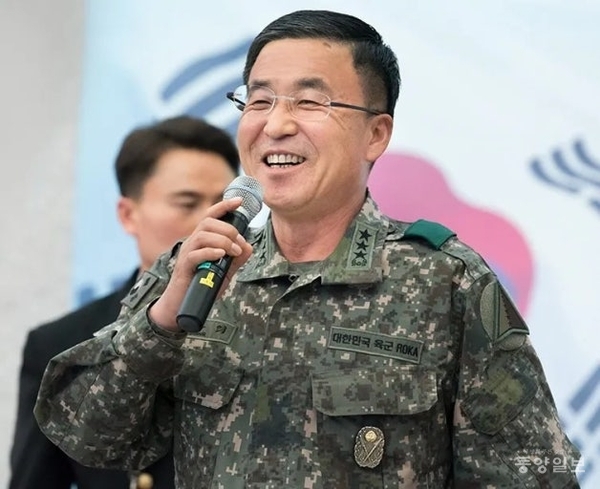 ▲육군군수사령관 시절 정항래 위원장