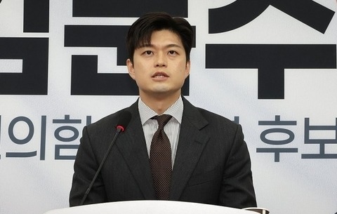 국민의힘 김용태 비상대책위원장이 20일 서울 여의도 국회에서 김문수 후보 배우자 설난영, 더불어민주당 이재명 후보 배우자 김혜경 여사 등 대통령 후보 배우자 TV 토론을 제안하고 있다.