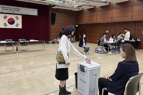 21대 대통령 선거 재외투표 첫날인 20일 일본 도쿄 미나토구 주일한국대사관에 마련된 재외투표소에서 유권자가 투표함에 투표용지를 넣고 있다.