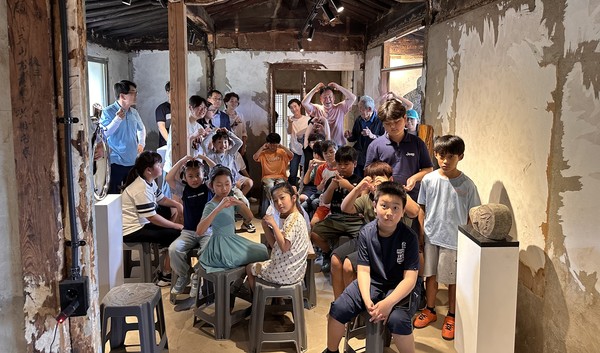 ▲지난 23일 한국 최초의 조각가 김복진 선생을 기억하는 '생일잔치'가 청주시 서원구 남이면 팔봉리 김복진 생가에서 열려 갈원초 학생들과 마을주민이 하트를 날리고 있다.