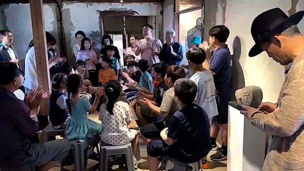 ▲지난 23일 청주시 서원구 남이면 팔봉리 갈원초 학생들이 마을주민과 함께 김복진 선생을 기억하며 생일축하 노래를 부르고 있다.