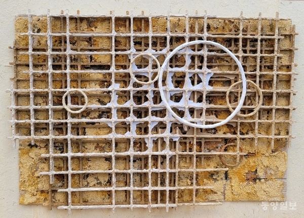 ▲선환두, 문열고 엿듣기, 혼합재료, 65호, 2023