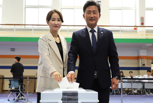 임달희(오른쪽) 공주시의장이 부인 이은정씨와 함께 사전투표를 하고있다.