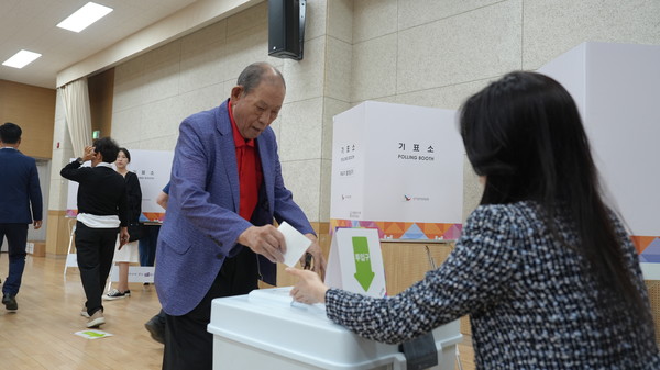 21대 대통령선거 첫날인 29일 청주시 율량사천 행정복지센터에 마련된 사전투표소에서 시민들이 소중한 한표를 행사하고 있다. 사진 손상훈 기자