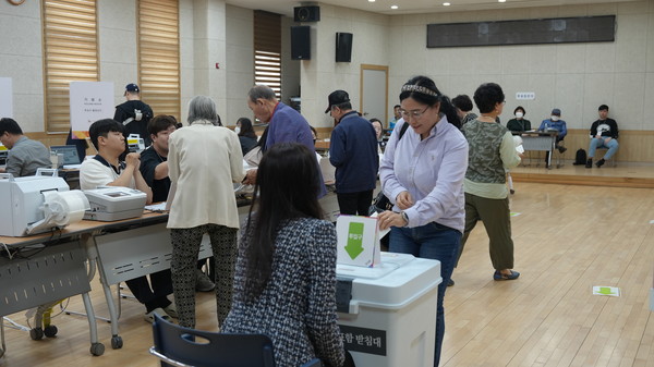 21대 대통령선거 첫날인 29일 청주시 율량사천 행정복지센터에 마련된 사전투표소에서 시민들이 소중한 한표를 행사하고 있다. 사진 손상훈 기자