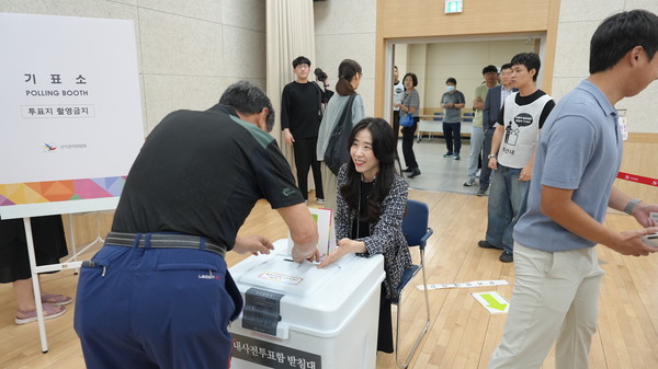 21대 대통령선거 첫날인 29일 청주시 율량사천 행정복지센터에 마련된 사전투표소에서 시민들이 소중한 한표를 행사하고 있다. 사진 손상훈 기자