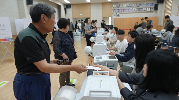 21대 대통령선거 첫날인 29일 청주시 율량사천 행정복지센터에 마련된 사전투표소에서 시민들이 소중한 한표를 행사하고 있다. 사진 손상훈 기자