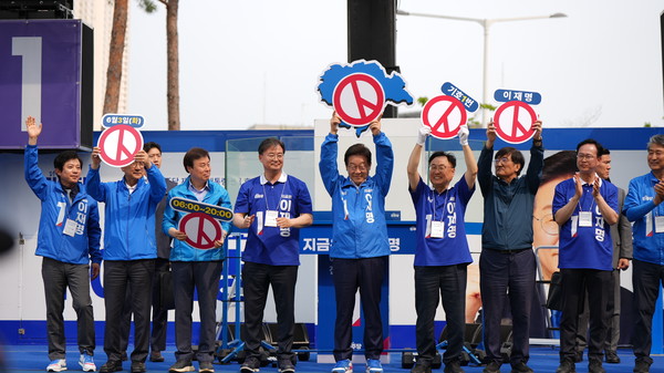 더불어민주당 이재명 대선후보가 31일 청주시 청원구 오창프라자 앞에서 열린 유세에서 연설하며 지지를 호소하고 있다. 손상훈 기자