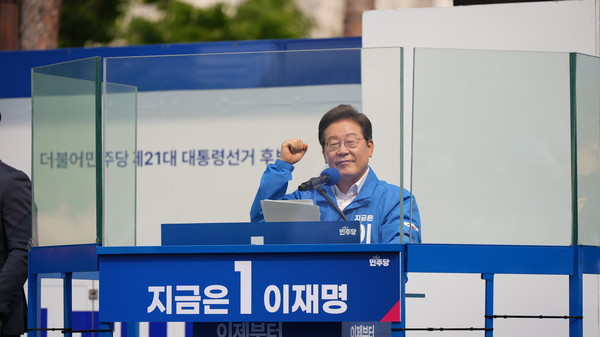 더불어민주당 이재명 대선후보가 31일 청주시 청원구 오창프라자 앞에서 열린 유세에서 연설하며 지지를 호소하고 있다. 손상훈 기자