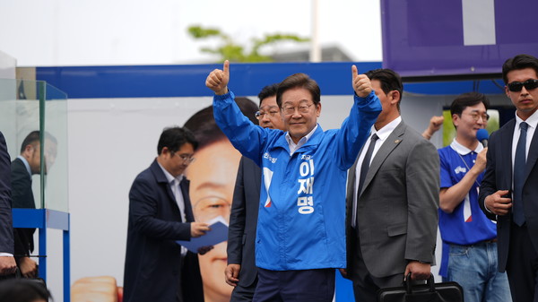 더불어민주당 이재명 대선후보가 31일 청주시 청원구 오창프라자 앞에서 열린 유세에서 연설하며 지지를 호소하고 있다. 손상훈 기자