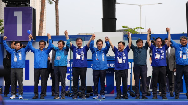 더불어민주당 이재명 대선후보가 31일 청주시 청원구 오창프라자 앞에서 열린 유세에서 연설하며 지지를 호소하고 있다. 손상훈 기자