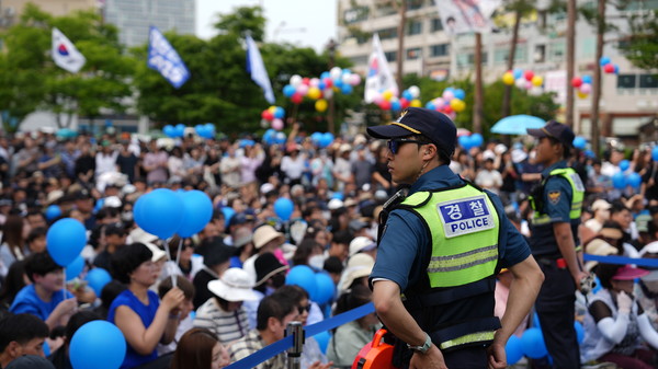 이재명 더불어민주당 대선후보가 31일 청주시 청원구 오창프라자 앞에서 열린 유세현장에서 경찰인력이 주변을 경계하고 있다. 손상훈 기자