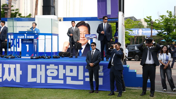 이재명 더불어민주당 대선후보가 31일 청주시 청원구 오창프라자 앞에서 열린 유세현장에서 보안요원들이 주변을 경계하고 있다. 손상훈 기자