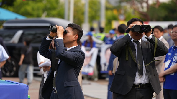 이재명 더불어민주당 대선후보가 31일 청주시 청원구 오창프라자 앞에서 열린 유세현장에서 보안요원들이 주변을 경계하고 있다. 손상훈 기자