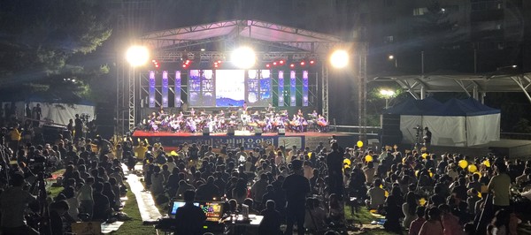 ▲지난달 31일 청주시립국악단이 마련한 '호미골 별밤음악회'에 1천여명의 시민이 함께하고 있다.