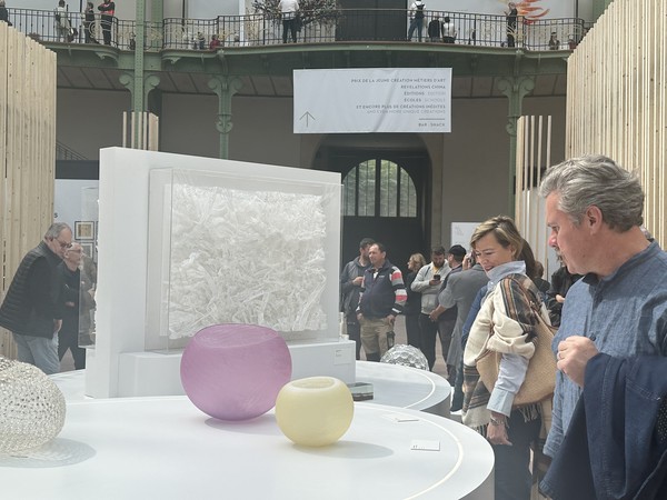 ▲지난달 21~25일 프랑스 파리에서 열린 ‘2025 헤벨라시옹’ 비엔날레에 한국 홍보관인 국제전시관에 관람객들이 몰리고 있다.