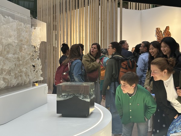 ▲지난달 21~25일 프랑스 파리에서 열린 ‘2025 헤벨라시옹’ 비엔날레에 한국 홍보관인 국제전시관에 세계의 관람객들이 몰려 관심을 보이고 있다.