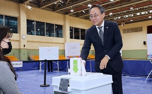 고기동 행정안전부 장관 직무대행이 지난 달 29일 세종시 어진동 복합커뮤니티센터에 설치된 21대 대통령선거 사전투표소에서 투표하고 있다.