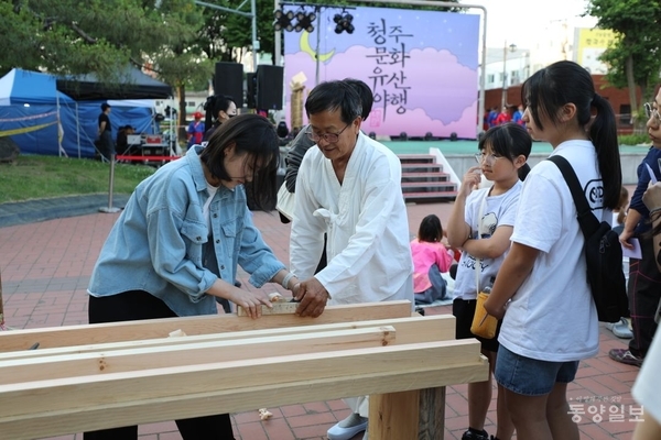 ▲10년 연속 청주를 대표해온 '2025 청주 국가유산 야행'이 오는 6~8일 중앙공원과 성안길 일원에서 열린다. 사진은 지난해 열린 '신과 함께 10인의 기록사진' 행사 모습.