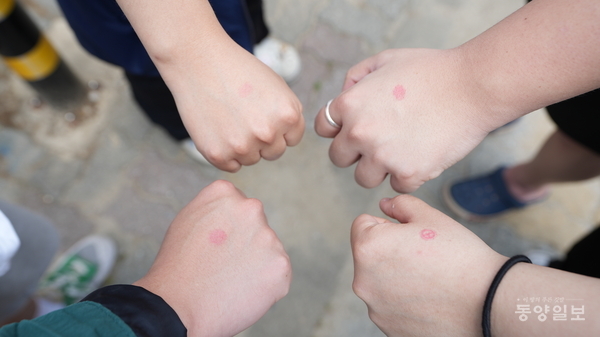 21대 대통령선거일인 3일 청주시 흥덕구 가경동 서경초등학교에 마련된 투표소에서 투표를 마친 유권자들이 투표 인증샷을 찍기 위해 손을 내밀고 있다. [사진=손상훈 기자]