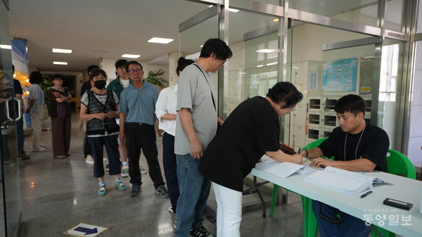 21대 대통령선거일인 3일 청주시 흥덕구 가경동 서경초등학교에 마련된 투표소에서 유권자들이 투표를 하기 위해 길게 줄지어 서 있다. [사진=손상훈 기자]