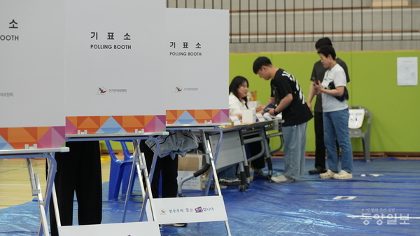 21대 대통령선거일인 3일 청주시 청원구 율량동 청주여자고등학교에 마련된 투표소를 찾은 유권자들이 투표를 하고 있다. [사진=손상훈 기자]
