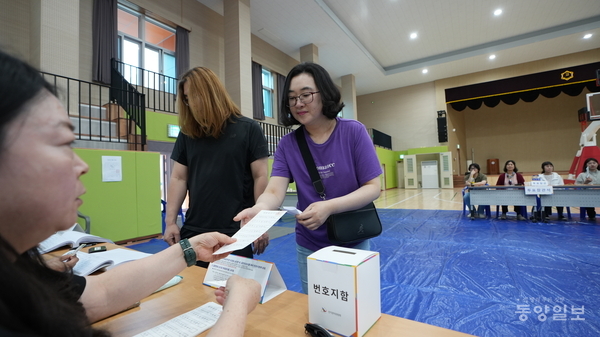 21대 대통령선거일인 3일 청주시 청원구 율량동 청주여자고등학교에 마련된 투표소를 찾은 유권자가 투표용지를 받고 있다. [사진=손상훈 기자]