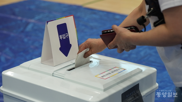 21대 대통령선거일인 3일 청주시 청원구 율량동 청주여자고등학교에 마련된 투표소를 찾은 유권자가 투표용지를 투표함에 넣고 있다. [사진=손상훈 기자]