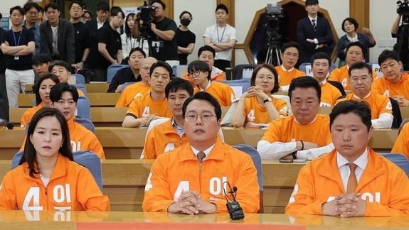 개혁신당 천하람 상임선대위원장, 이주영 공동선대위원장을 비롯한 선대위 관계자들이 3일 서울 여의도 국회 의원회관에 마련된 당 개표 상황실에서 방송 3사 출구 조사 결과를 보고 있다.