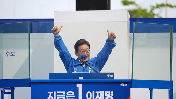 더불어민주당 이재명 대선후보가 31일 청주시 청원구 오창프라자 앞에서 열린 유세에서 연설하며 지지를 호소하고 있다. 손상훈 기자