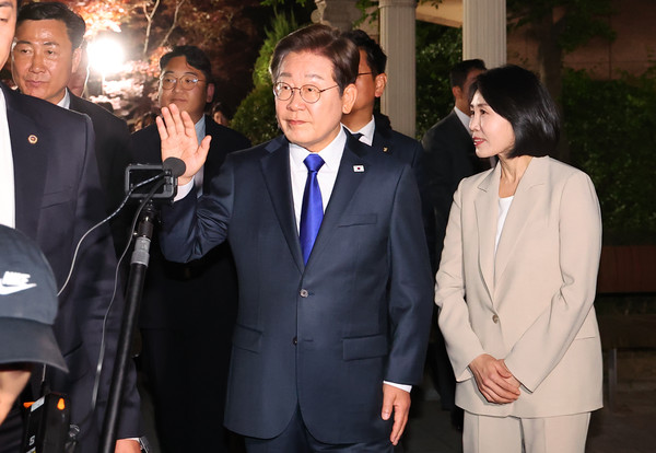 21대 대통령 선거에서 당선이 유력한 더불어민주당 이재명 후보가 김혜경 여사와 3일 인천 계양구 자택을 나서며 주민들과 인사하고 있다.