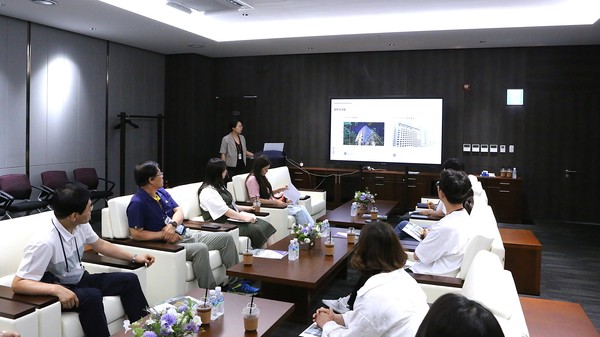 ▲충북문화재단은 지난 13일 국내 여행사 관계자를 대상으로 청주오스코를 답사하는 등 서울과 연계하는 팸투어를 진행했다.