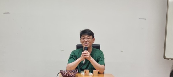 송경동 시인이 인문학 강의를 하고 있다. 