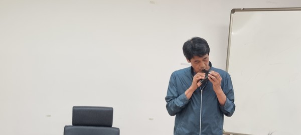 강의 시작전  오카리나 연주 공연을 하고 있다.