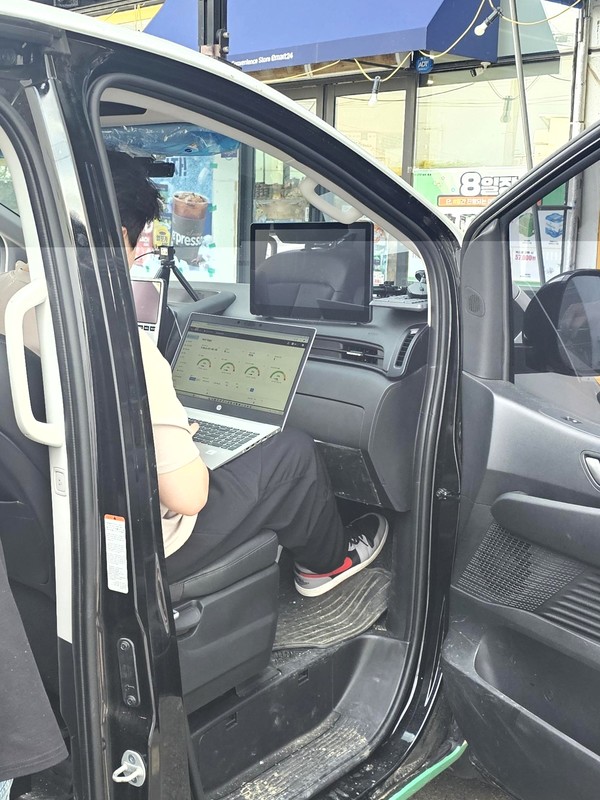 (주)아크릴이 '조나단'을 차량에 탑재된 국산 AI 반도체에 연동하여 실시간 도로 교통 관제 서비스를 실증하고 있다. 